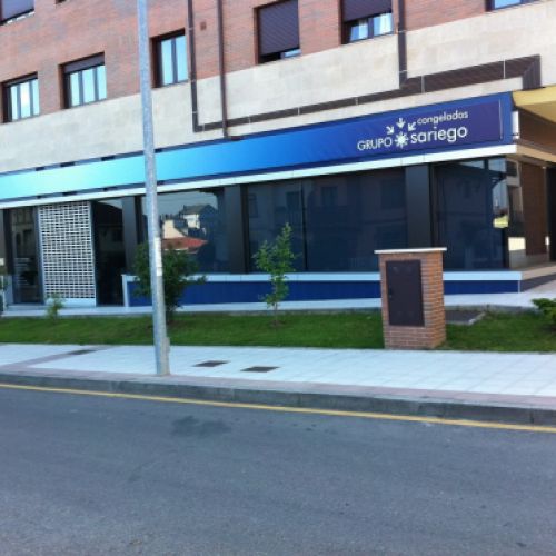 Instalacion comercial con persiana de seguridad y remates en composite