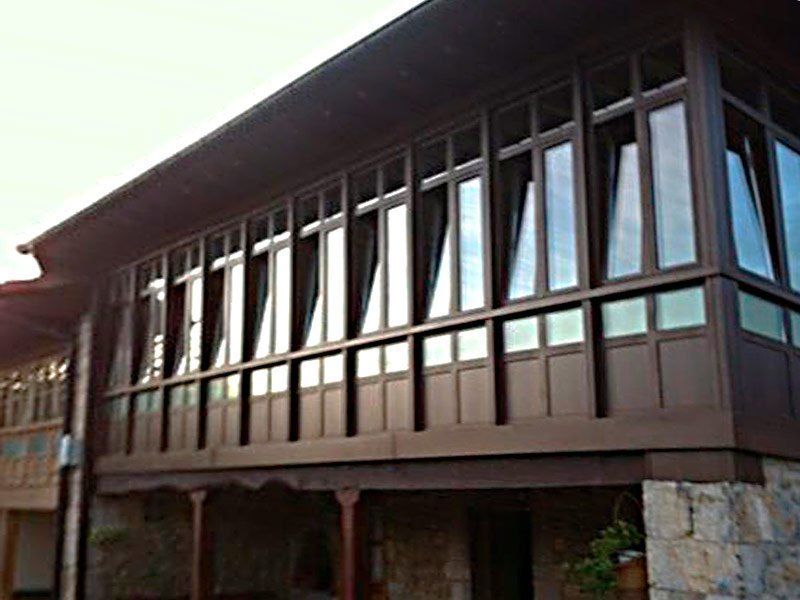 Galería RPT imitación nogal carpintería metálica en Asturias
