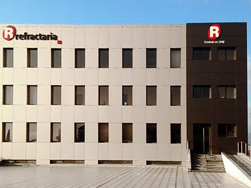 Fachada ventilada de composite carpintería metálica en Asturias