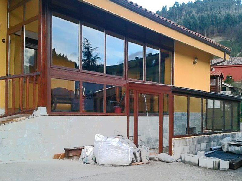 cerramiento con techo de vidrio carpintería metálica en Asturias