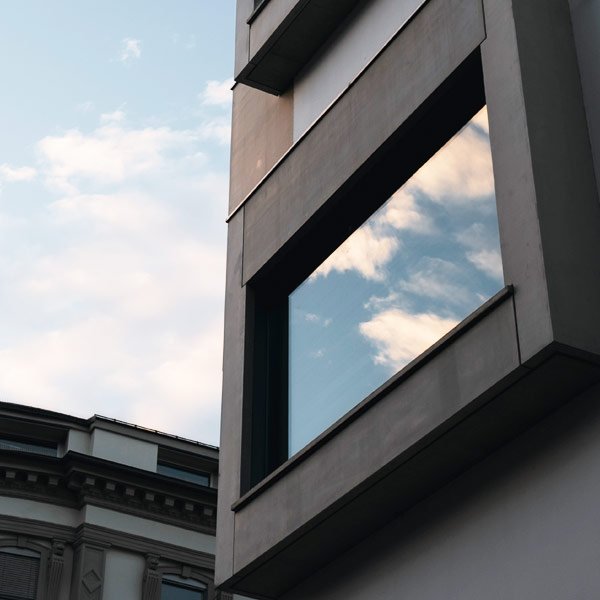 Ventana exterior de edificio de aluminio y pvc carpintería metálica en Asturias